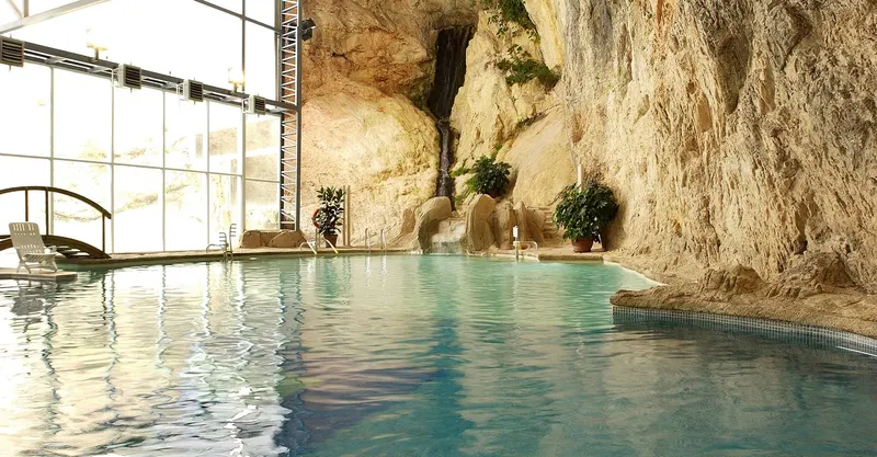 Piscina termal en la roca del balneario de Jaraba
